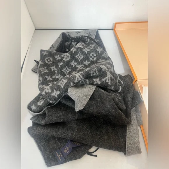 Louis Vuitton Echarpe Monogram Gradient M75900 Cashmere/Wool Grey Scarf NWOT - Picture 8 of 13